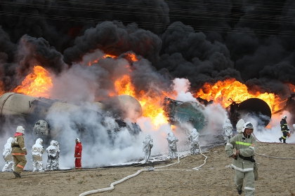 В Казахстане сгорели 10 цистерн с нефтью