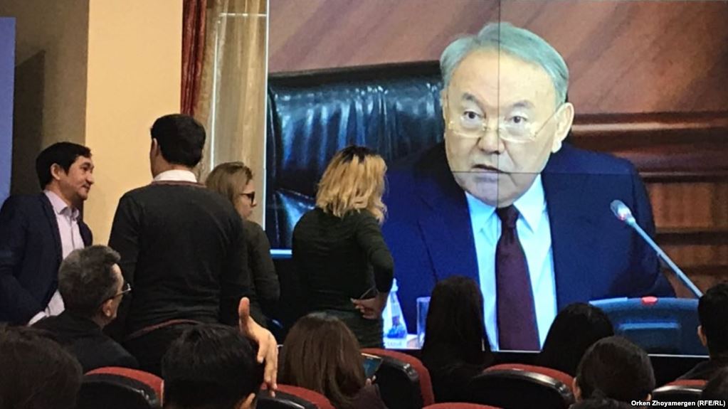 Получил ли Нурсултан Назарбаев звание «Халык кахарманы»?