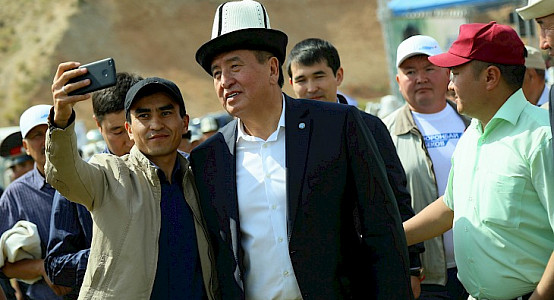  Президент Кыргызстана Сооронбай Жээнбеков держит слово: разъезжает по стране без кортежа и летает на обычных рейсовых самолетах.