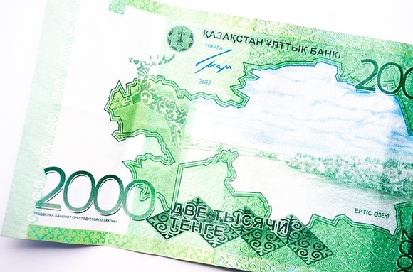 В Казахстане продолжается девальвация на фоне «пожизненного правления» Назарбаева
