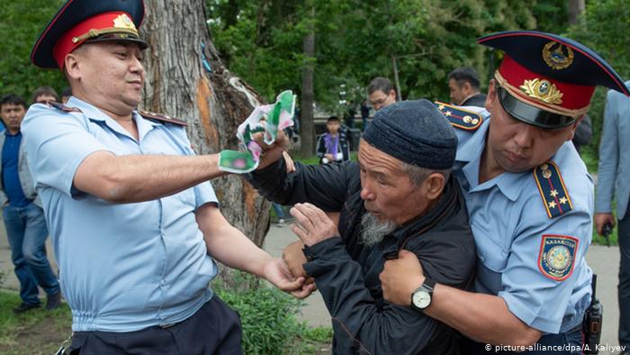 Задержание протестующего в Нур-Султане 9 июня 2019 г.