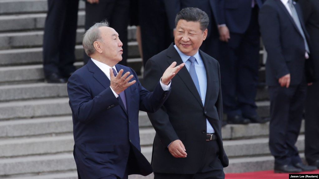 Нурсултан Назарбаев в бытность президентом Казахстана идет по ковровой дорожке с президентом Китая Си Цзиньпином. Пекин, 7 июня 2018 года.
