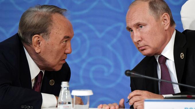 Le président du Kazakhstan, Nursultan Nazarbaïev, et Vladimir Poutine, le 12 août 2018. ALEXEY NIKOLSKY/AFP