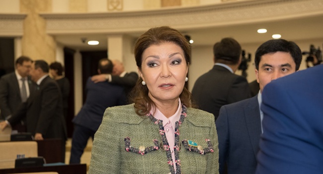 Казахстан: сенатор Назарбаева признала, что сфера СМИ сильно зарегулирована