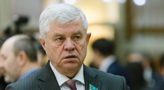 Зампредседателя парламента Казахстана призвал народ на коленях поблагодарить государство за соцподдержку