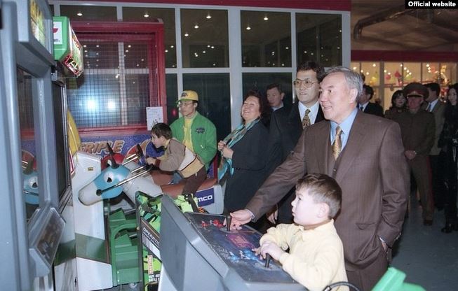 Президент Казахстана Нурсултан Назарбаев на открытии развлекательного парка с внуком Айсултаном. Алматы, 1997 год
