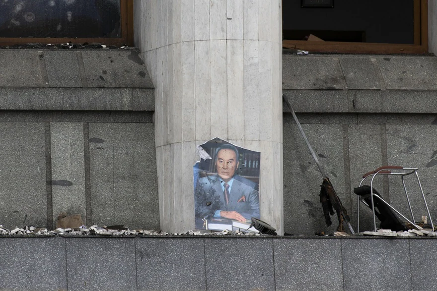 Нурсултан Назарбаев, портрет на стене