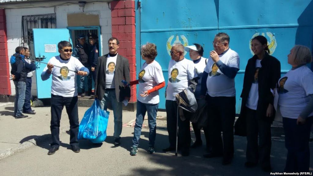 В Алматы активисты направили Назарбаеву петицию в поддержку Мамая