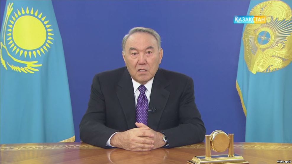 Нурсултан Назарбаев - то выступает, то молчит