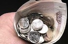 Минимальной казахстанской зарплаты хватит на покупку всего 18 роз