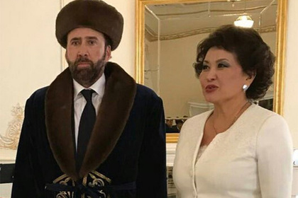 После мемов с Кейджем казахстанский министр решил дарить чапаны всем гостям