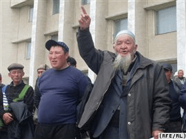 Сторонники кыргызской оппозиции захватили здание акимата в Таласе