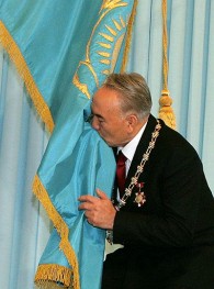 Против президента Казахстана выступили ярые сторонники.