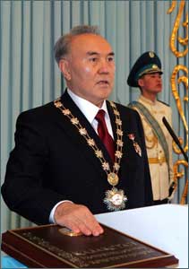 Эксперт: Власть может задействовать механизм референдума о пожизненном президентстве Назарбаева