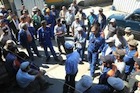 В Атырау бастуют сотни строителей